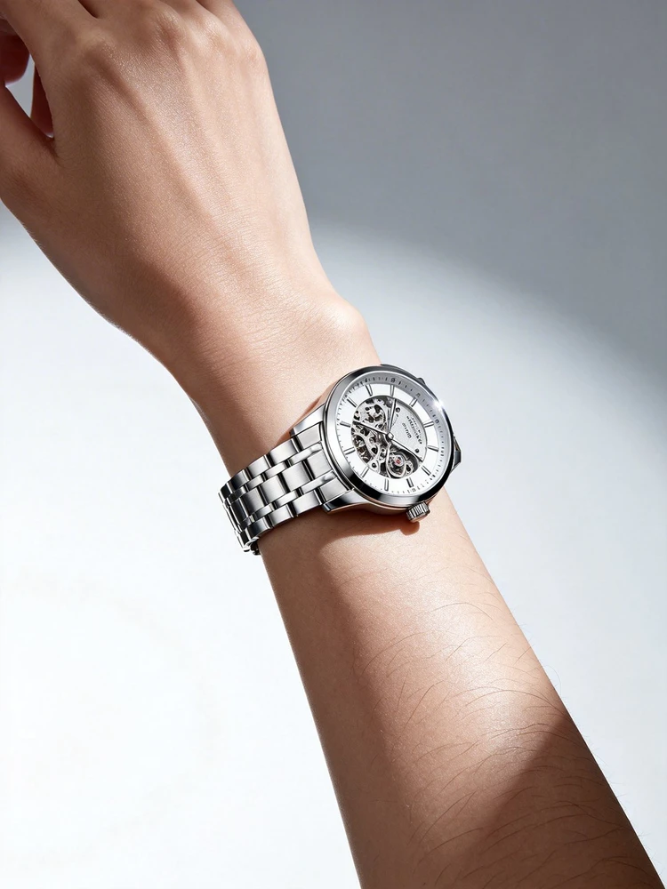 手表上手佩戴展示图